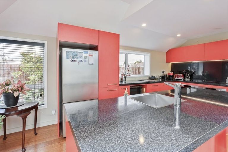 Photo of property in 1/122 Harewood Road, Papanui, Christchurch, 8053