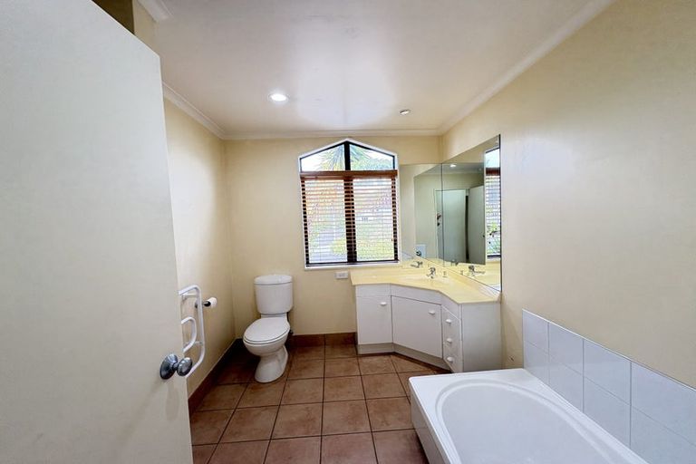 Photo of property in 30 Royal View Road, Te Atatu South, Auckland, 0610