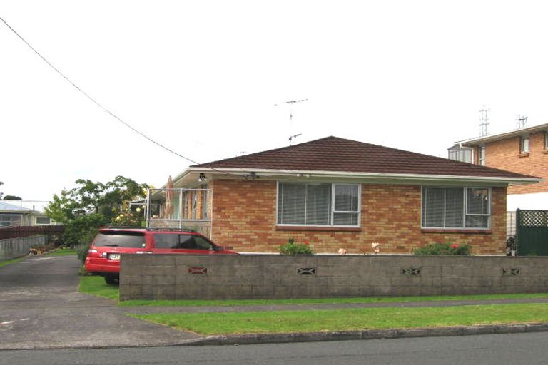 Photo of property in 1/83 Flanshaw Road, Te Atatu South, Auckland, 0610