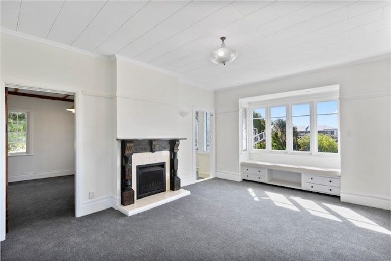 Photo of property in 51 Northland Road, Northland, Wellington, 6012
