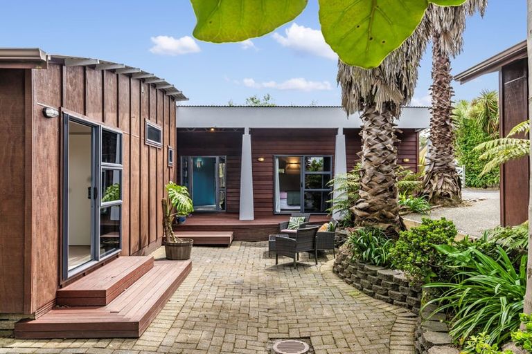 Photo of property in 9 Ginders Drive, Massey, Auckland, 0614