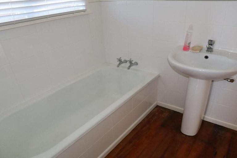 Photo of property in 338 Memorial Avenue, Burnside, Christchurch, 8053