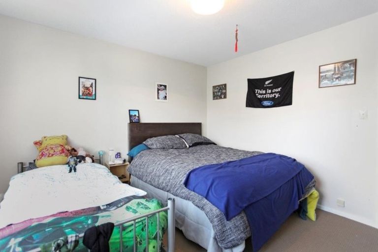 Photo of property in 2/19 Hargest Crescent, Sydenham, Christchurch, 8023