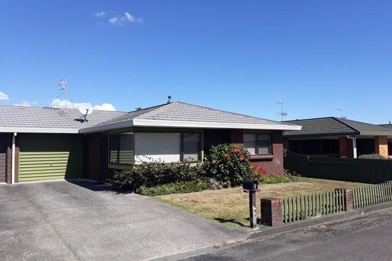 Photo of property in 2 Edgecombe Court, Roslyn, Palmerston North, 4414