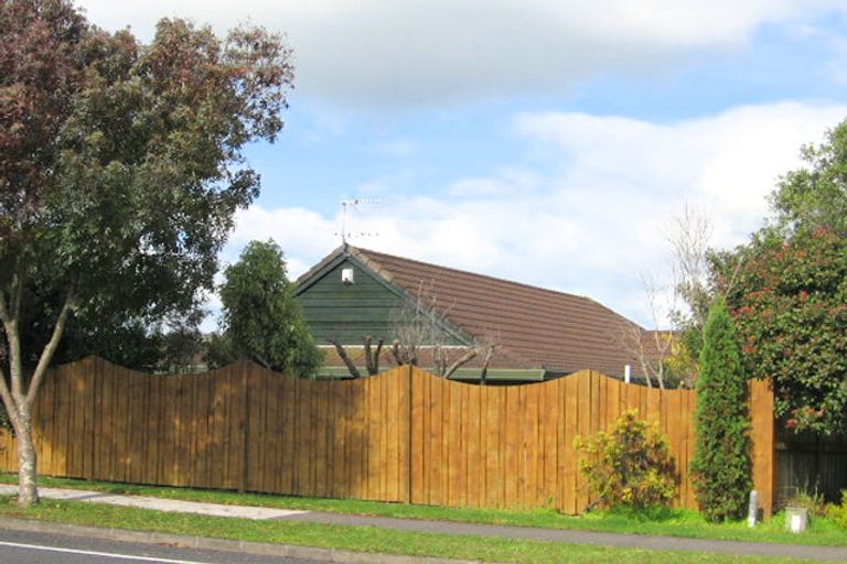 Photo of property in 1 Kallaroo Place, Botany Downs, Auckland, 2010
