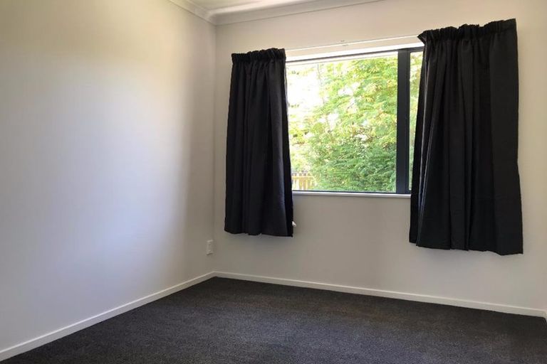 Photo of property in 34 Serwayne Place, Sunnyvale, Auckland, 0612