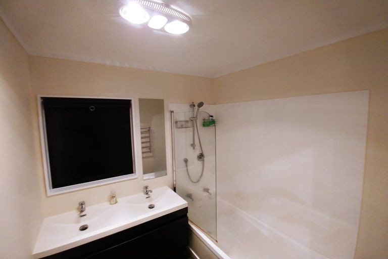 Photo of property in 15a Ruskin Road, Newlands, Wellington, 6037