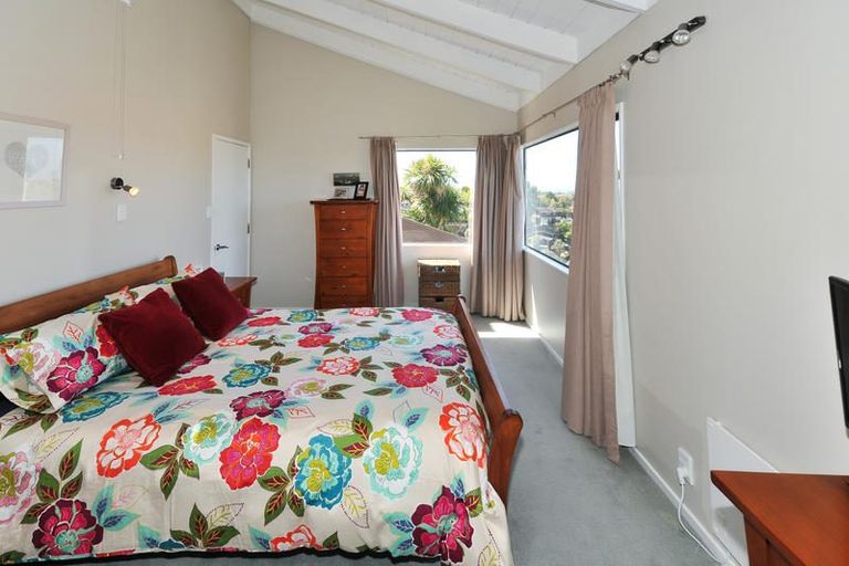 Photo of property in 909 East Coast Road, Northcross, Auckland, 0632