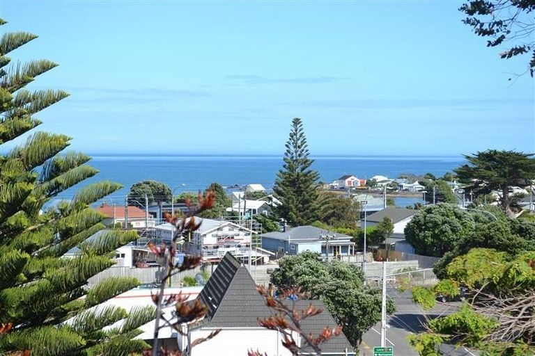 Photo of property in 14 Grays Road, Plimmerton, Porirua, 5026