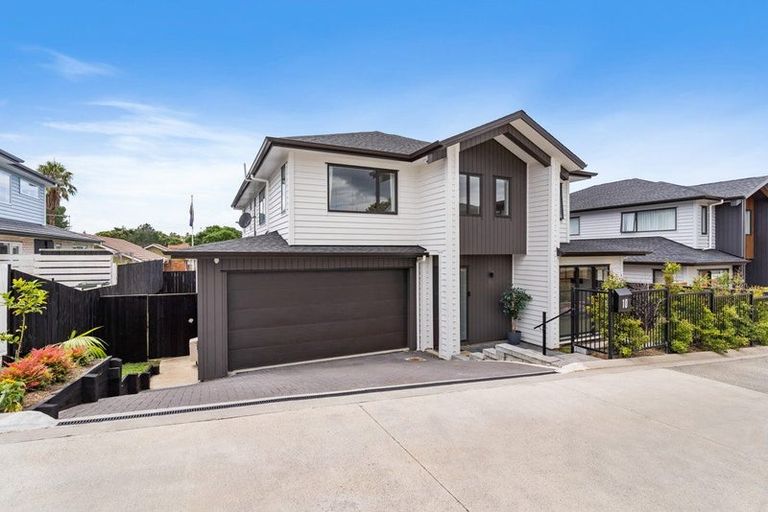 Photo of property in 10 Huaota Place, Botany Downs, Auckland, 2010