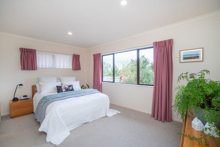 Photo of property in 143 Summerhill Drive, Fitzherbert, Palmerston North, 4410