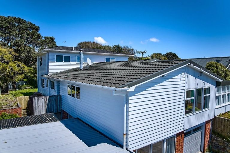 Photo of property in 18 Robert Street, Newlands, Wellington, 6037