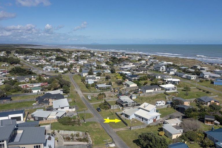 Photo of property in 14 Brown Terrace, Foxton Beach, Foxton, 4815