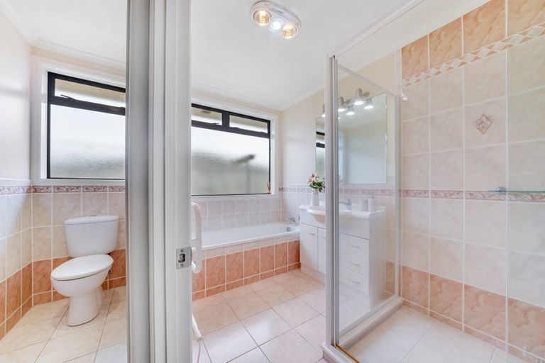 Photo of property in 24 Mt Lebanon Crescent, The Gardens, Auckland, 2105