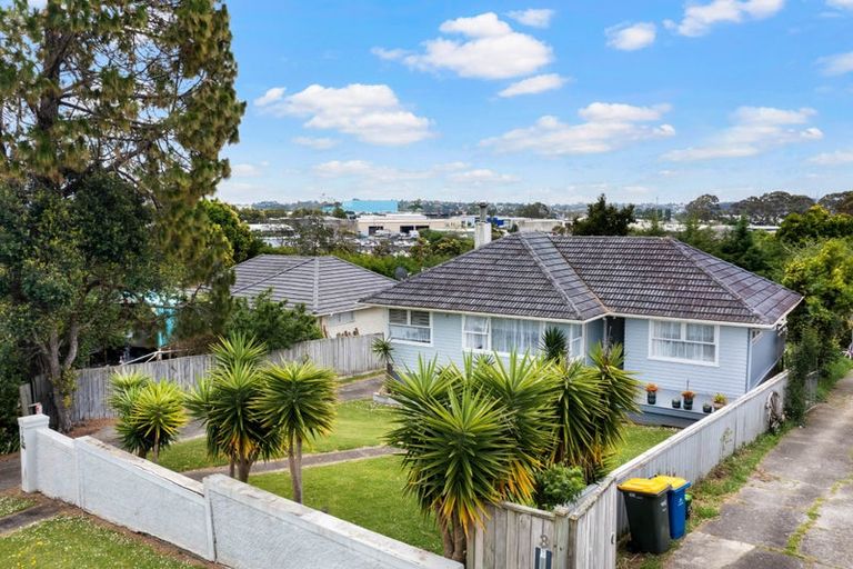 Photo of property in 5 Thomas Rea Place, Te Atatu South, Auckland, 0610