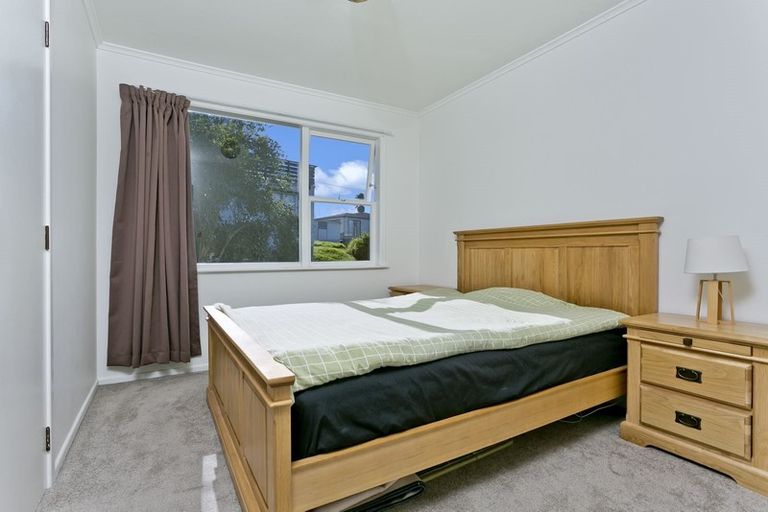 Photo of property in 72 Chivalry Road, Glenfield, Auckland, 0629