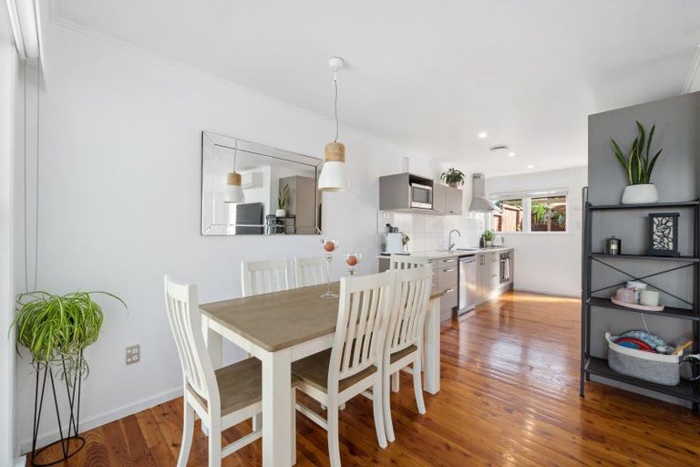 Photo of property in 2/77 Alexander Street, Cockle Bay, Auckland, 2014