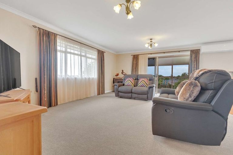 Photo of property in 82 Rototuna Road, Rototuna, Hamilton, 3210