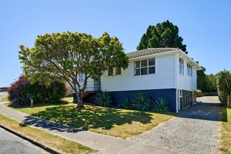 Photo of property in 46 Beauzami Crescent, Ascot Park, Porirua, 5024