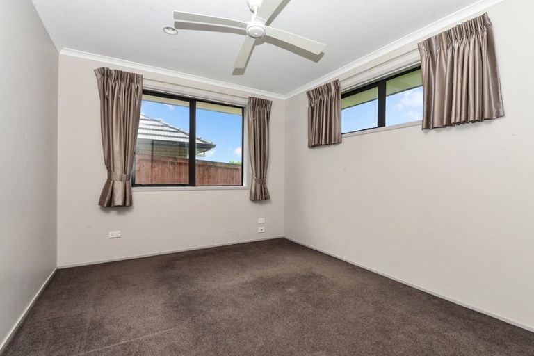 Photo of property in 69 Farnborough Drive, Grandview Heights, Hamilton, 3200