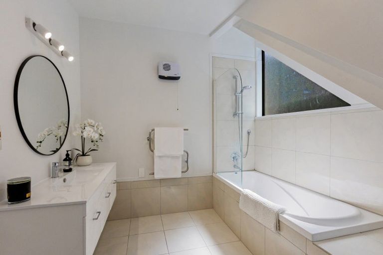 Photo of property in 6 Mackinnon Terrace, Sunshine Bay, Queenstown, 9300