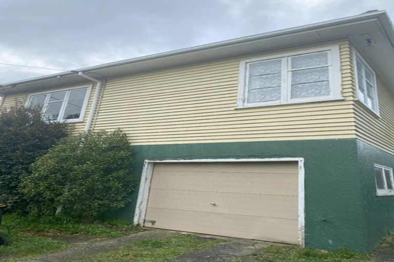 Photo of property in 17 Raroa Terrace, Tawa, Wellington, 5028