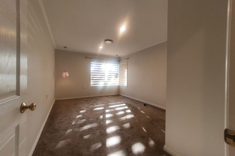 Photo of property in 50 Marina View Drive, West Harbour, Auckland, 0618