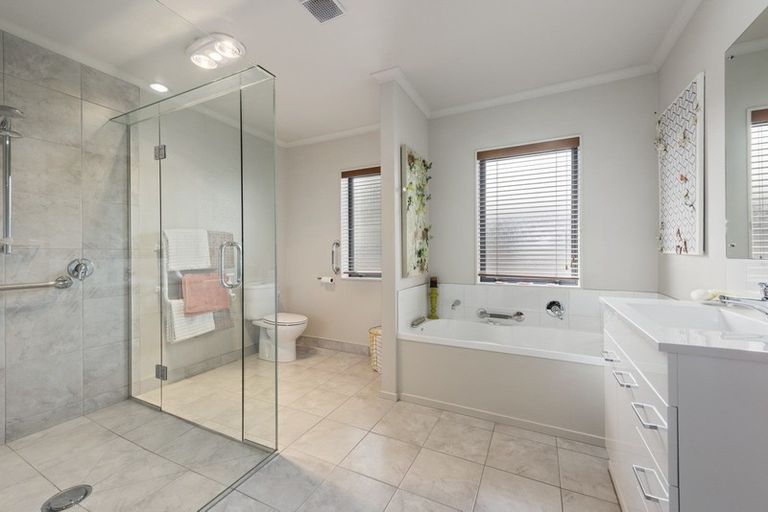 Photo of property in 3 Riverstone Drive, Riverstone Terraces, Upper Hutt, 5018