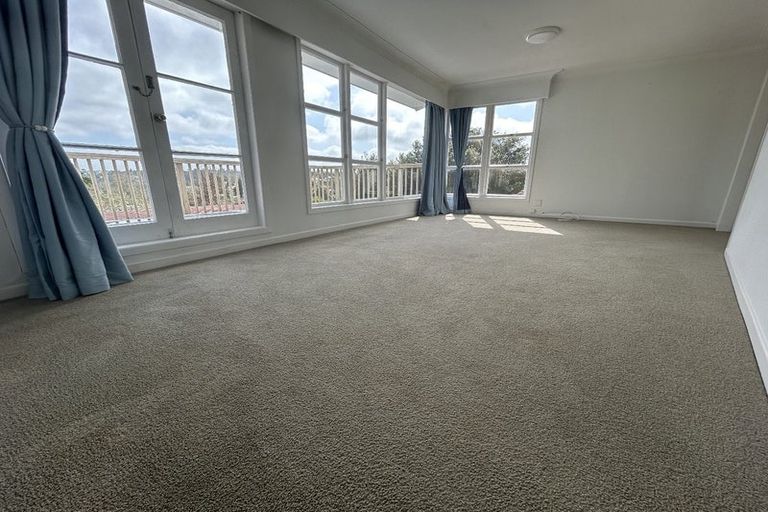 Photo of property in 392 Glenfield Road, Glenfield, Auckland, 0629