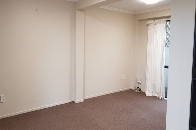 Photo of property in 78 Totaravale Drive, Totara Vale, Auckland, 0629
