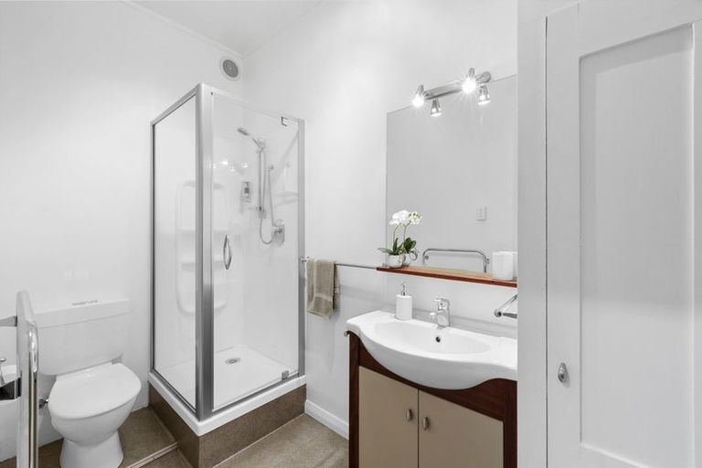 Photo of property in Devonport Apartments, 22/127 Saint Aubyn Street, New Plymouth, 4310