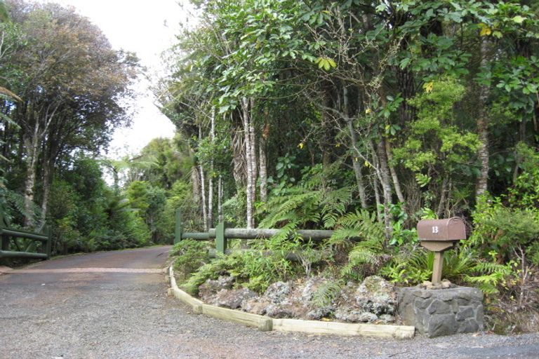 Photo of property in 13 Quinns Road, Waiatarua, Auckland, 0612