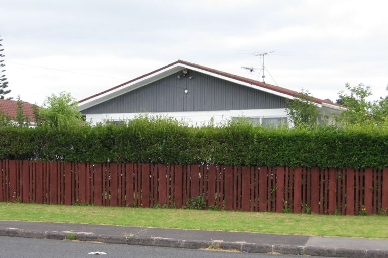 Photo of property in 2/1 Contessa Drive, Glenfield, Auckland, 0629