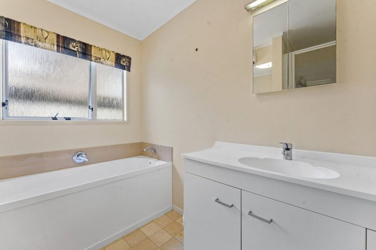 Photo of property in 1/1 Gatman Street, Birkdale, Auckland, 0626