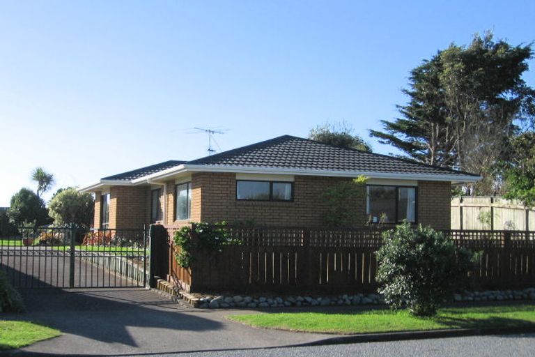 Photo of property in 17 Tobys Way, Waikanae Beach, Waikanae, 5036