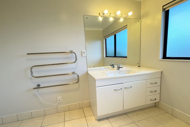 Photo of property in 4 Mackwell Road, Fairview Heights, Auckland, 0632