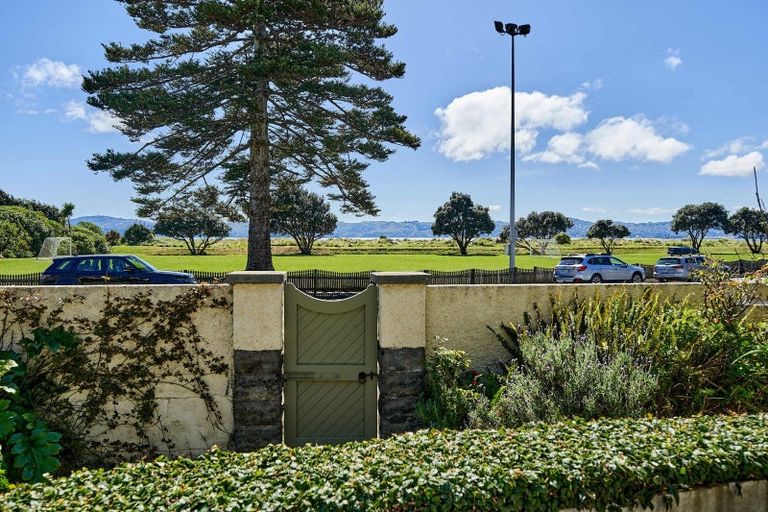 Photo of property in 35 Marine Parade, Eastbourne, Lower Hutt, 5013