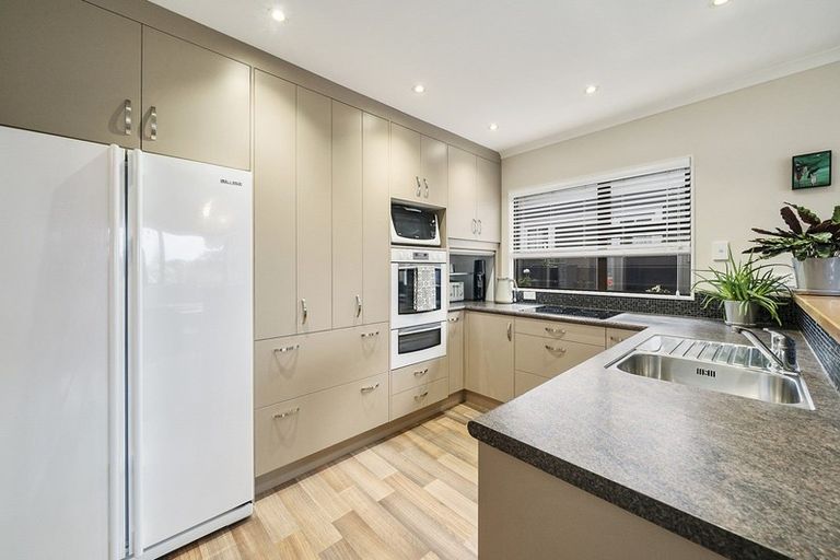 Photo of property in 14 Frances Street, Waikanae Beach, Waikanae, 5036