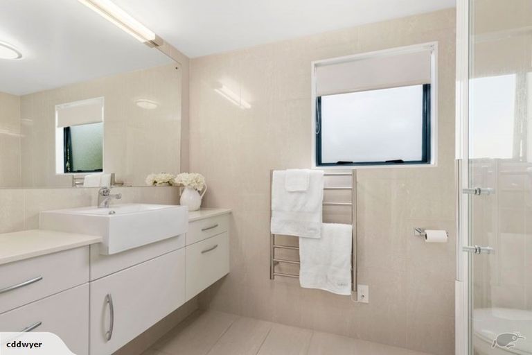 Photo of property in 2/9 Miri Road, Rothesay Bay, Auckland, 0630