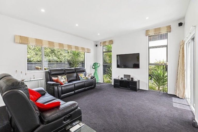 Photo of property in 5 Linacre Way, Tawa, Wellington, 5028