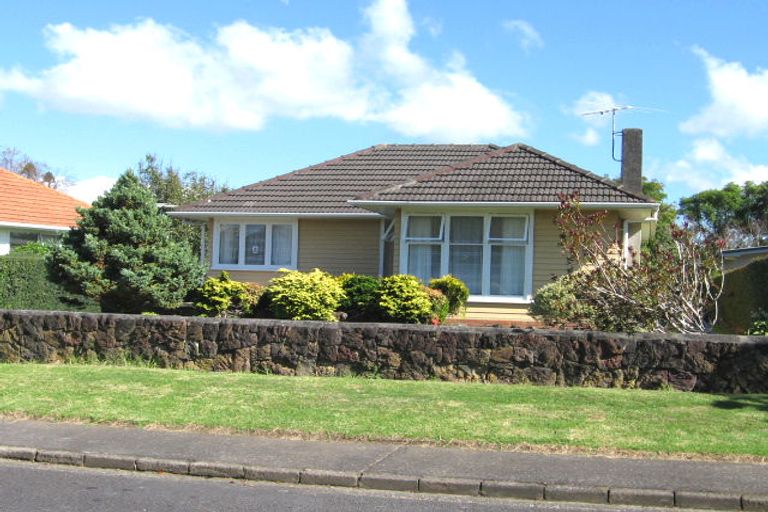 Photo of property in 10 London Street, Te Atatu Peninsula, Auckland, 0610
