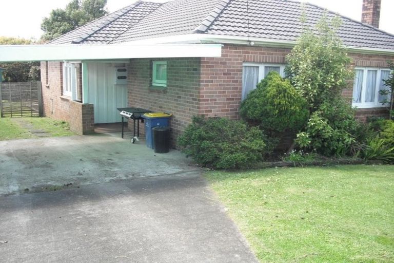 Photo of property in 32 Tirimoana Road, Te Atatu South, Auckland, 0602