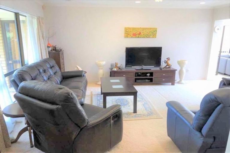 Photo of property in 47 Dalwhinnie Parade, Highland Park, Auckland, 2010