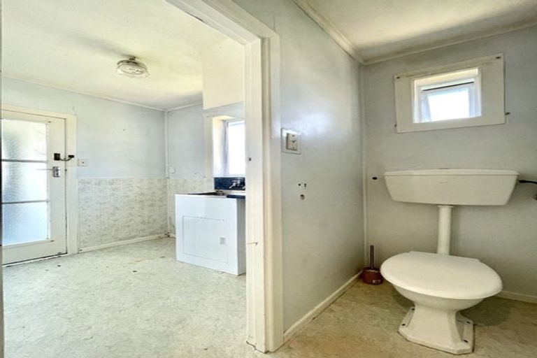 Photo of property in 1 Taha Road, Te Atatu South, Auckland, 0610