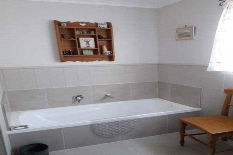 Photo of property in 42 Feist Street, Carterton, 5713