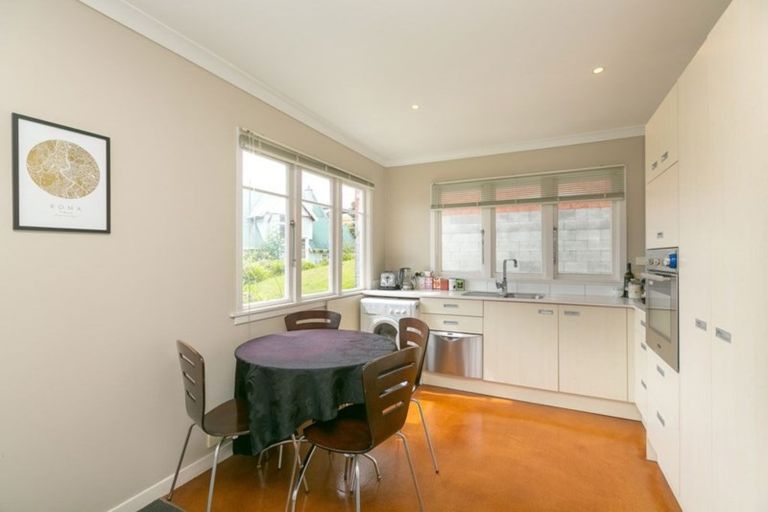 Photo of property in 5 Pendarves Street, New Plymouth, 4310