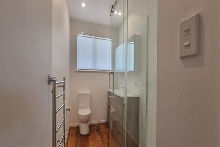 Photo of property in 1/105 Te Atatu Road, Te Atatu South, Auckland, 0610