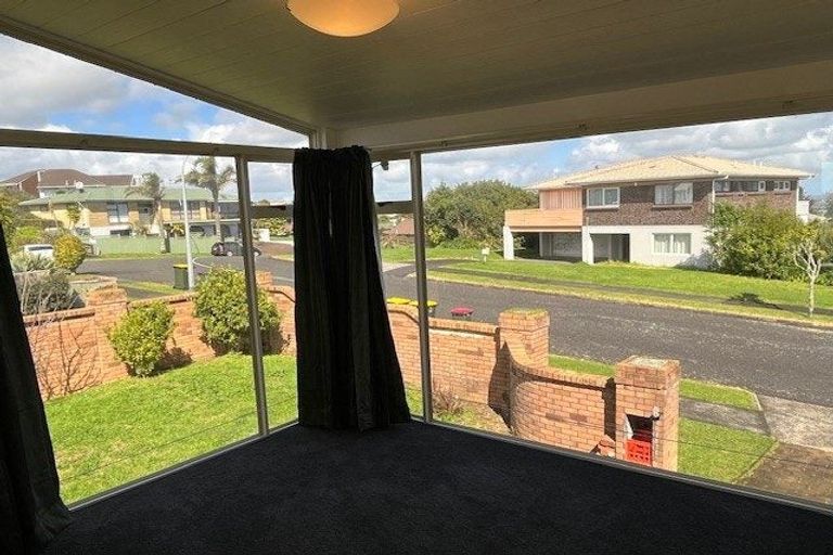 Photo of property in 24 Hurstbourn Priors, Goodwood Heights, Auckland, 2105
