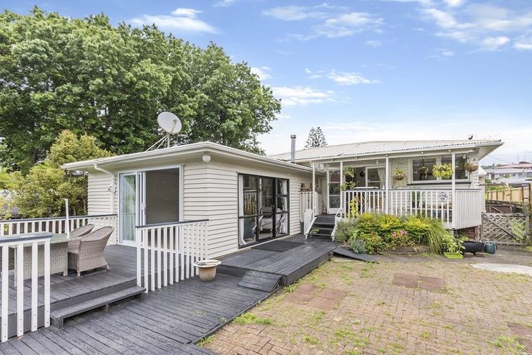 Photo of property in 28 Lowtherhurst Road, Massey, Auckland, 0614