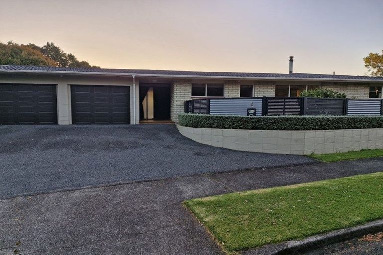 Photo of property in 1 Ambury Place, Merrilands, New Plymouth, 4312